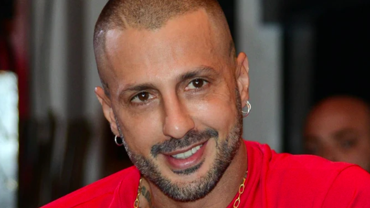 Pinarella, Fabrizio Corona fa il deejay al Bagno Anna
