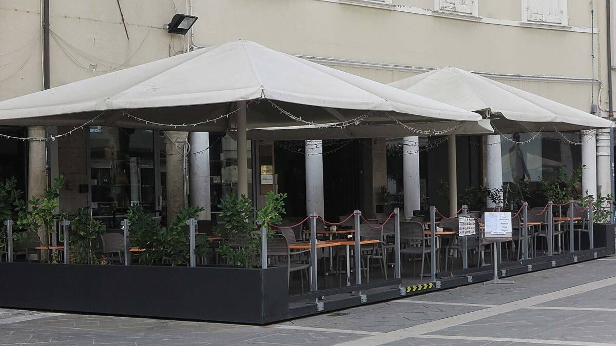 Rimini, commercio e pubblici esercizi: 250 domande per spazi esterni