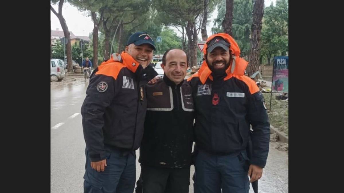 Ho pure rischiato la vita per mia suocera...: aggrappato all'auto con l'acqua alla gola, salvato dalla Guardia Costiera di Rimini