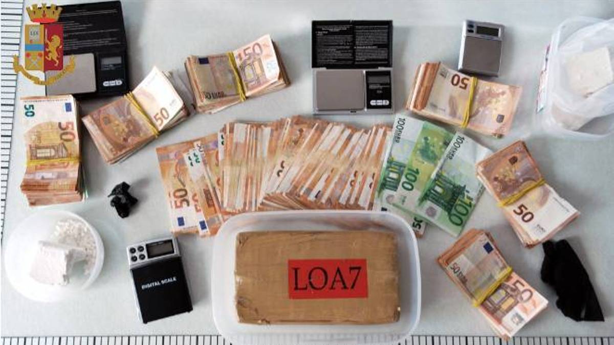 In casa 1,5 kg di coca e 35mila euro. Arrestato facchino del porto