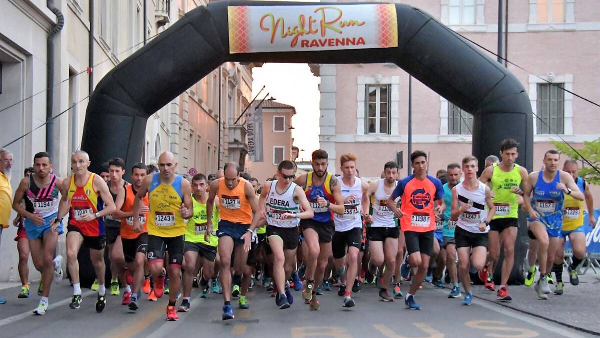 Oltre mille persone alla Night run, la corsa notturna in centro a Ravenna