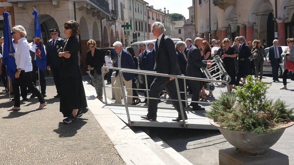 Bagnacavallo, Miuccia Prada e Patrizio Bertelli di Luna Rossa all'ultimo saluto a Francesco Longanesi Cattani VIDEO