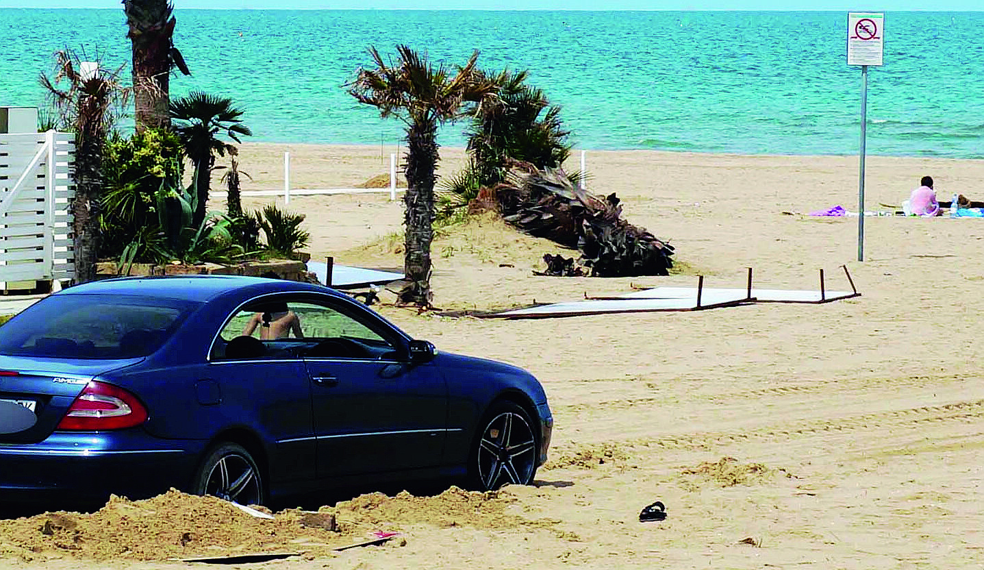 Ravenna, ubriaco in auto fa rally di notte in spiaggia a Marina Romea
