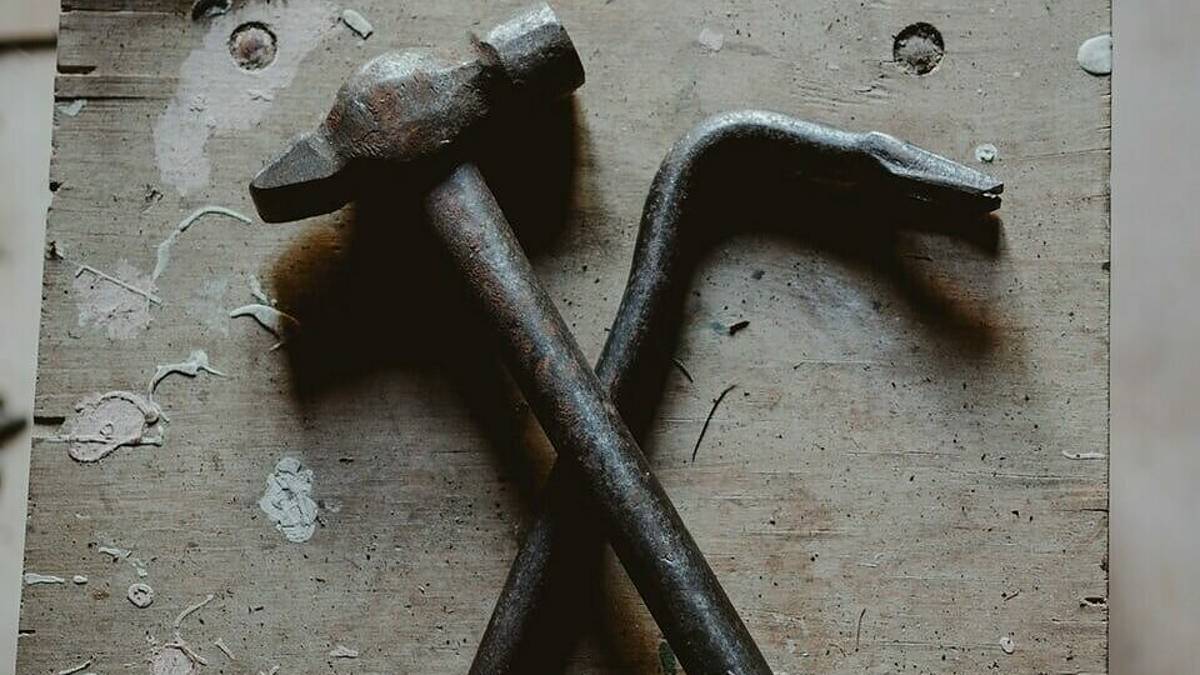 Forlì, dalla scala al piede di porco: la Finanza lo ferma e trova il kit del ladro nella sua auto