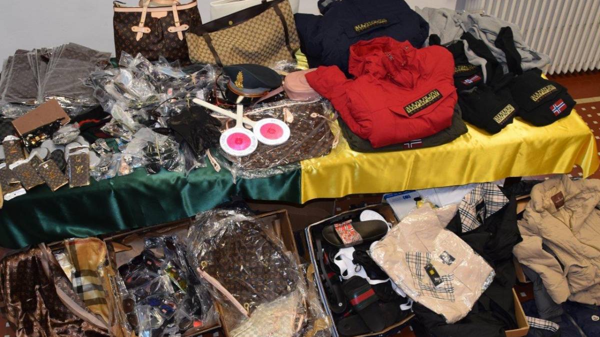 Scoperto a Faenza appartamento usato come deposito di merce contraffatta