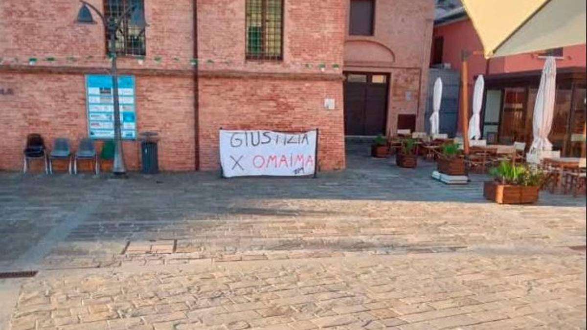 Uno degli striscioni apparsi ieri di fronte all’abitazione della ragazza