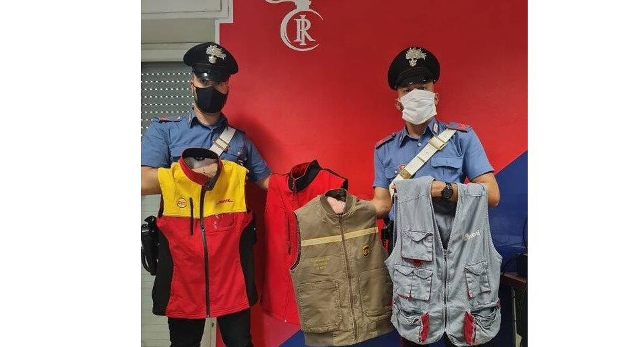 Riccione, siamo i corrieri, dobbiamo ritirare gli abiti. Rubano vestiti per 33mila euro: due arresti
