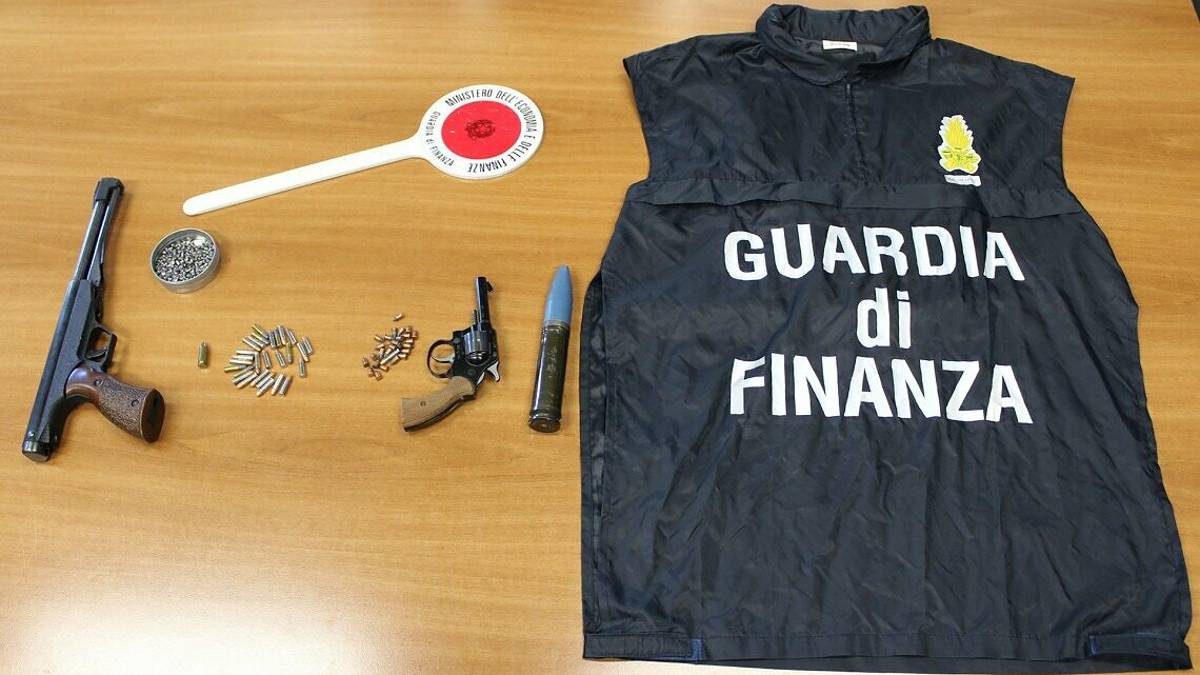 Lugo, pistole e munizioni da guerra nell'armadio, denunciato 53enne