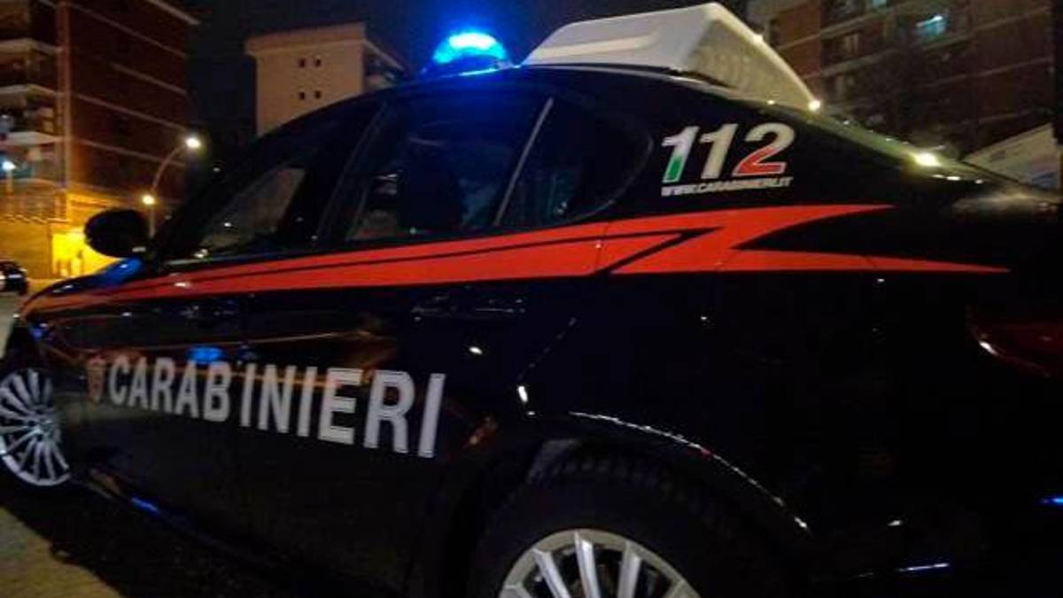 Cervia, rompe il vetro di un’auto per rubare: la proprietaria e i passanti lo bloccano e lo consegnano ai Carabinieri
