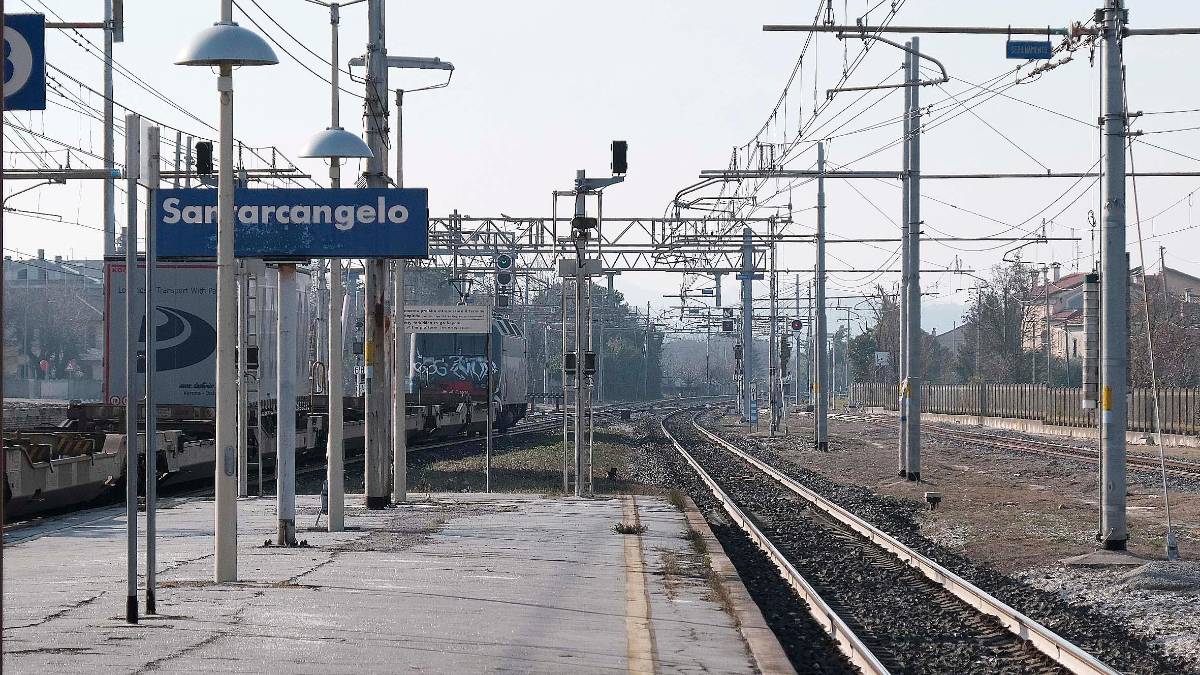 Santarcangelo, il sindaco scende in campo per gli studenti pendolari: “Dateci la fermata del treno regionale veloce”