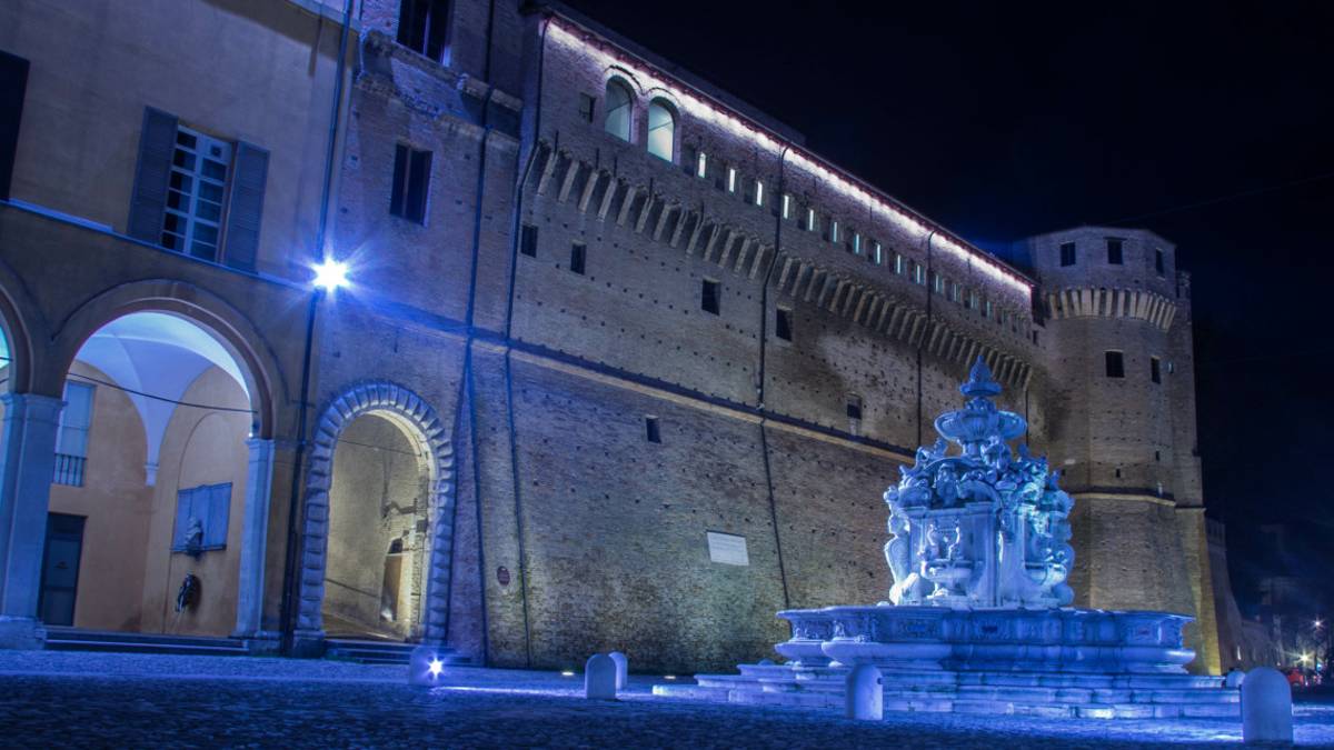 Convenzione Onu su infanzia e adolescenza, la fontana Masini si illumina di blu