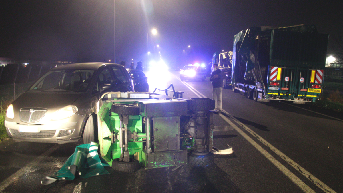 Lugo, muletto si sgancia da un tir e centra un'auto con due bimbi