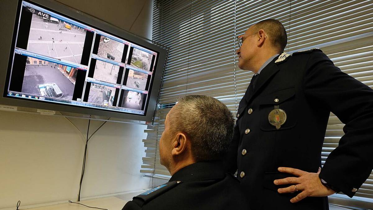 Rimini, gira in moto con un casco da skate e tenta di scappare dalla Polizia locale: arrestato