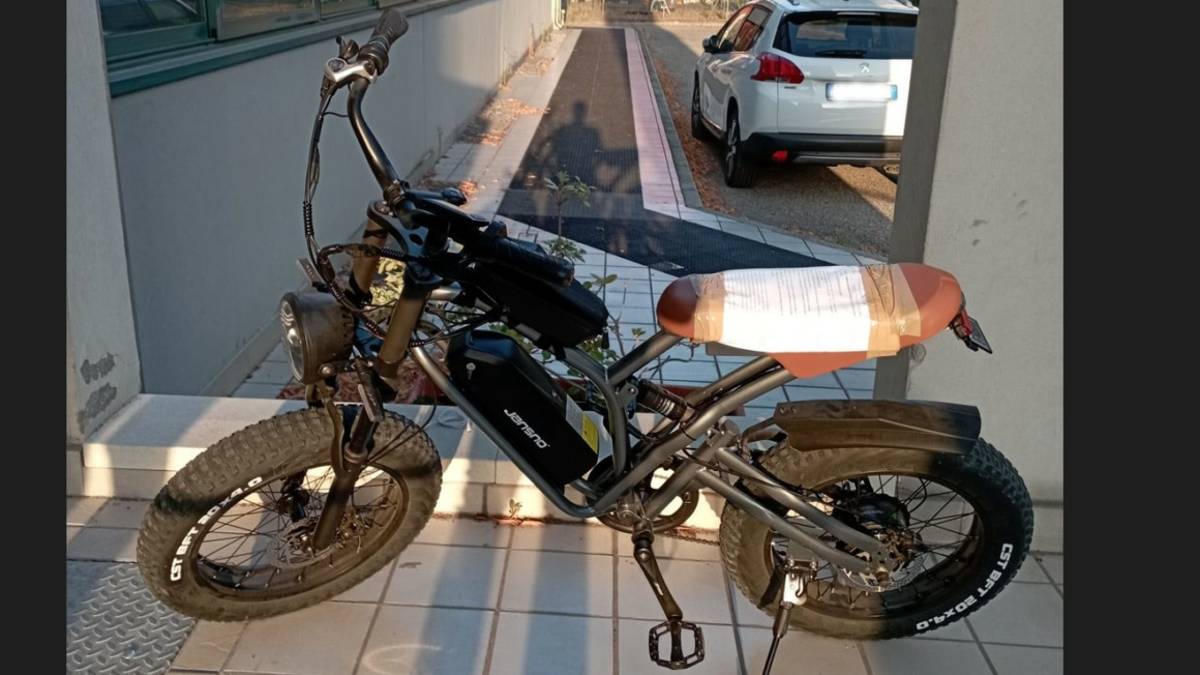 Rimini, in casa l'eroina da spacciare e bici elettriche rubate: 19enne arrestato