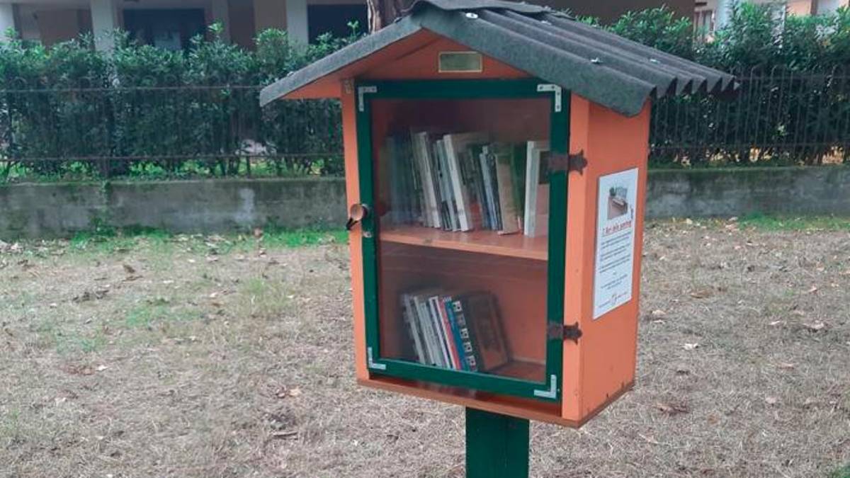 La casetta dei libri ripristinata