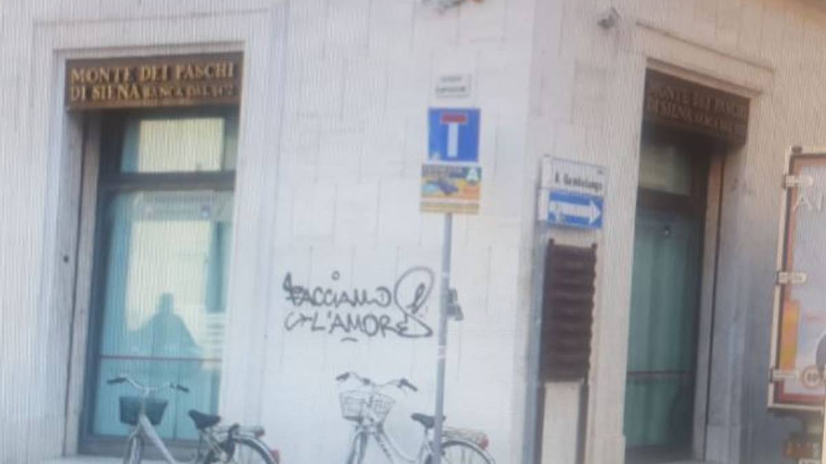 Beccato l'imbrattatore di facciamo l'amore a Rimini