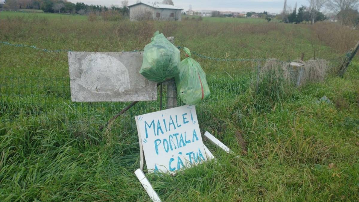 Portala a casa tua: cartello contro chi abbandona i rifiuti tra Sala e Gatteo Mare