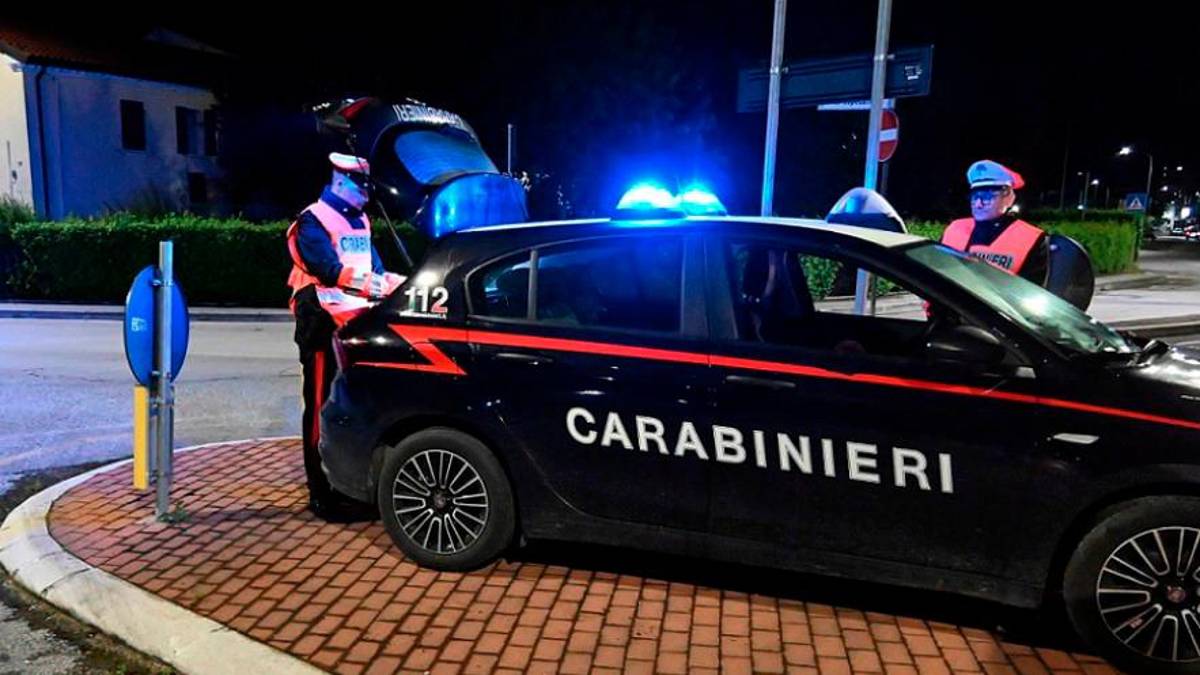Rimini, blitz dei Carabinieri in un hotel chiuso dopo l’estate: un arresto e una denuncia