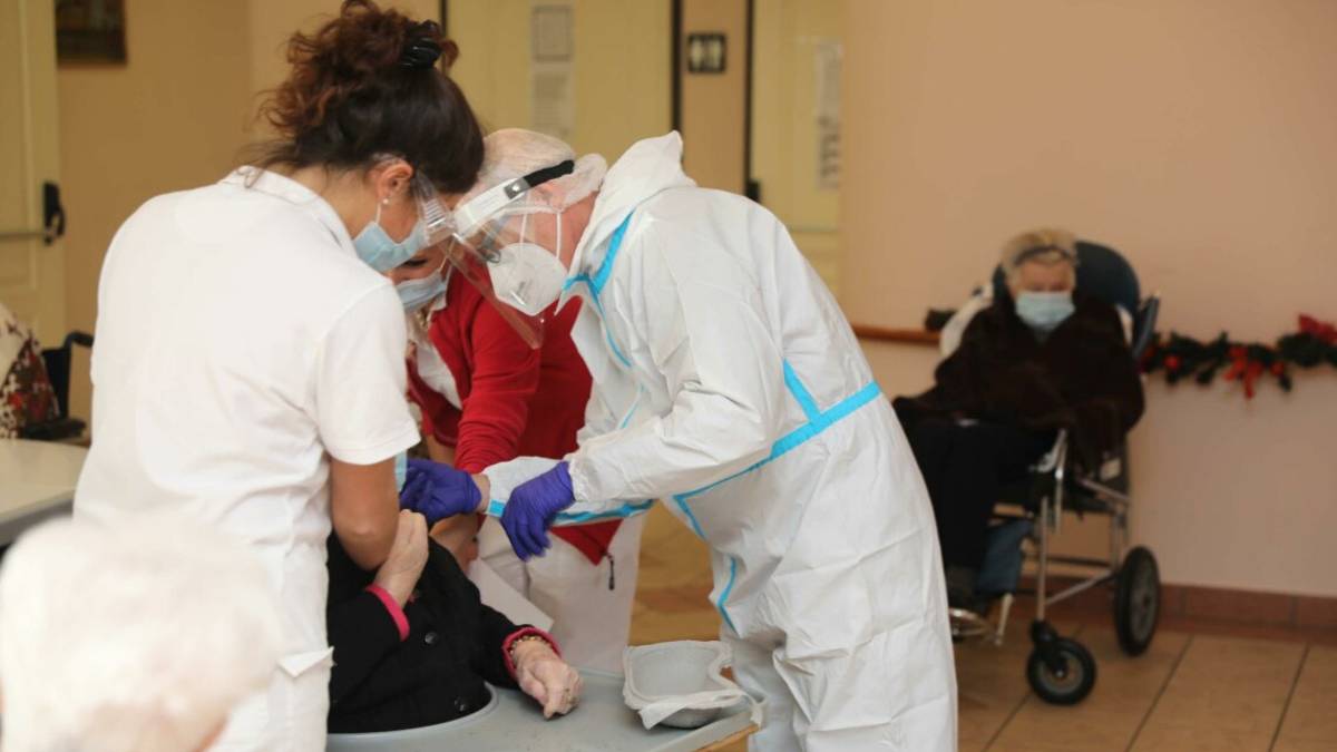 Covid Emilia-Romagna, in un mese casi attivi e ricoveri dimezzati