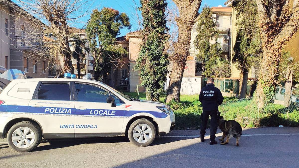 A Rimini blitz della polizia locale: sgomberato il Villino Ricci