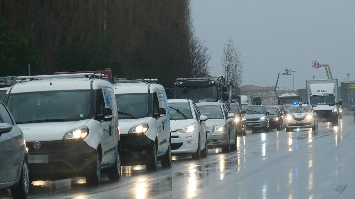 Traffico a Rimini: disagi sulla rotatoria tra via della Repubblica e via Flaminia Conca - Gallery