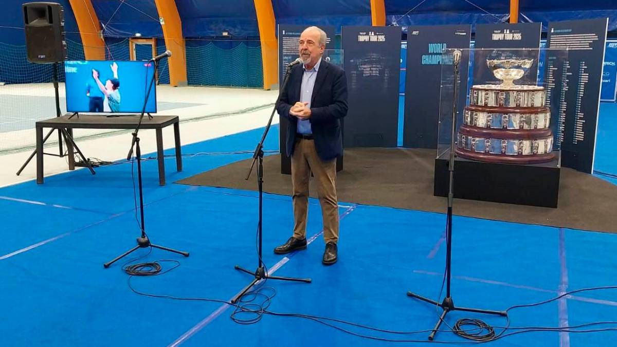 Il presidente regionale della federtennis Gilberto Fantini con la Coppa Davis alle sue spalle