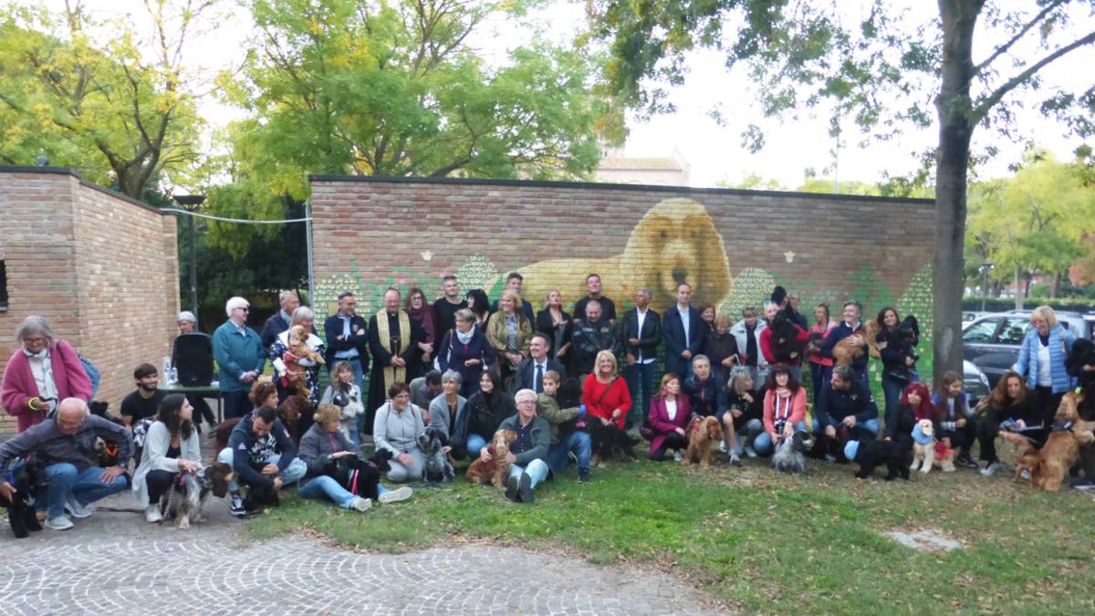 Ravenna, Cocker on the beach: inaugurato a Classe il murale per la cockerina Lola, il cane motociclista