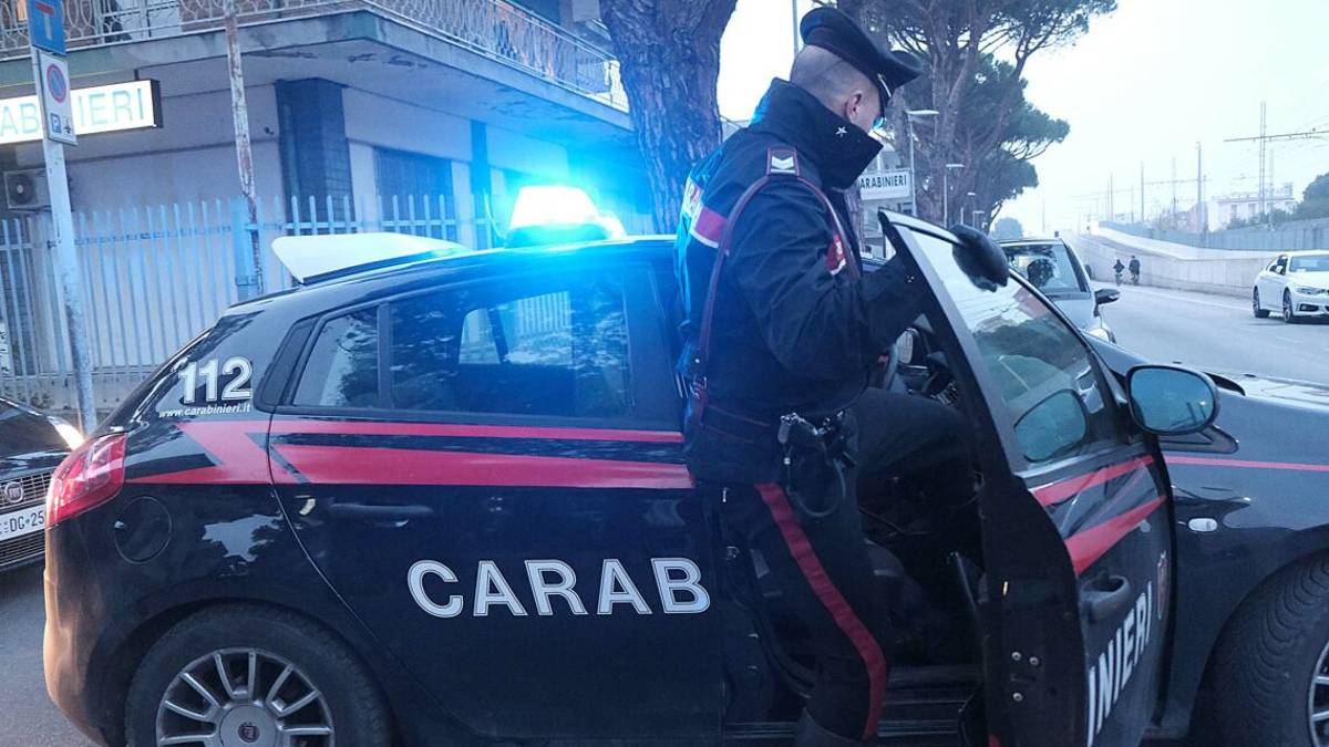 Riccione, con una siringa sporca di sangue minaccia i passanti e i Carabinieri