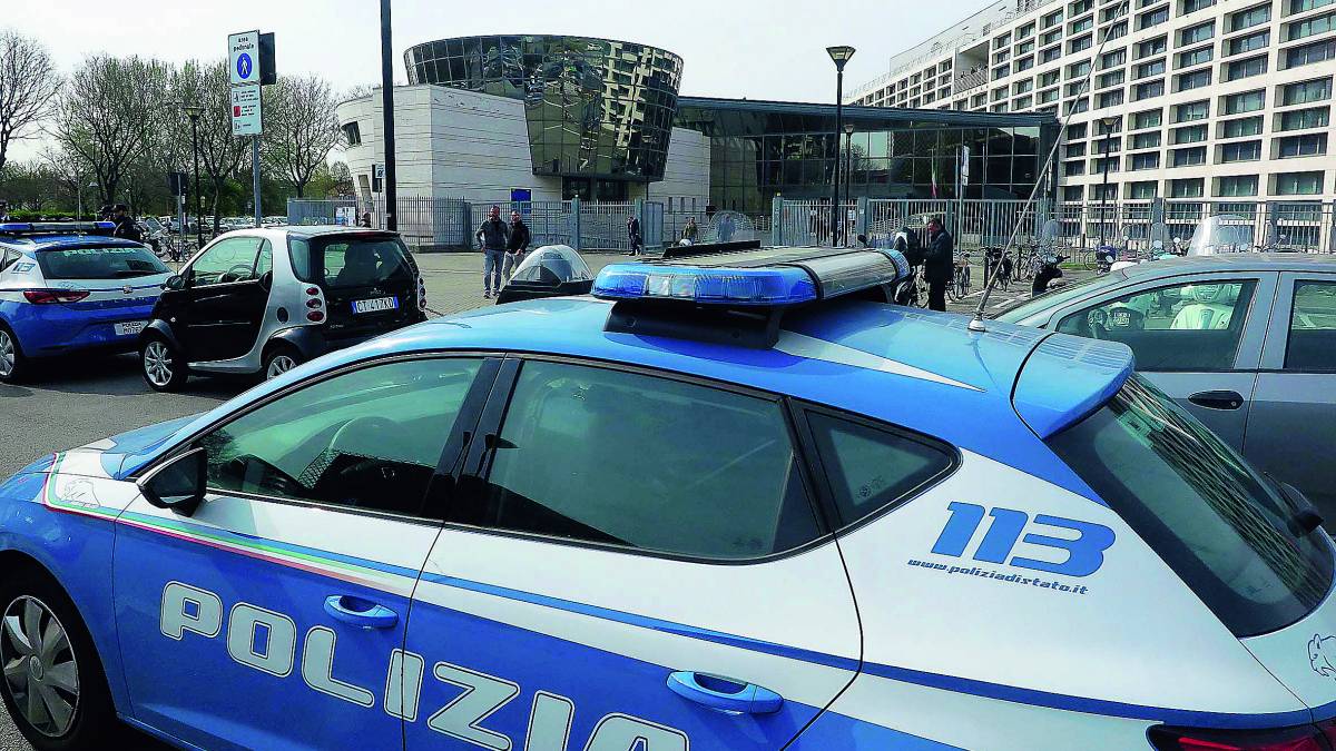 Rimini, semina il panico in hotel. Poi a un poliziotto: «Ti sgozzo»