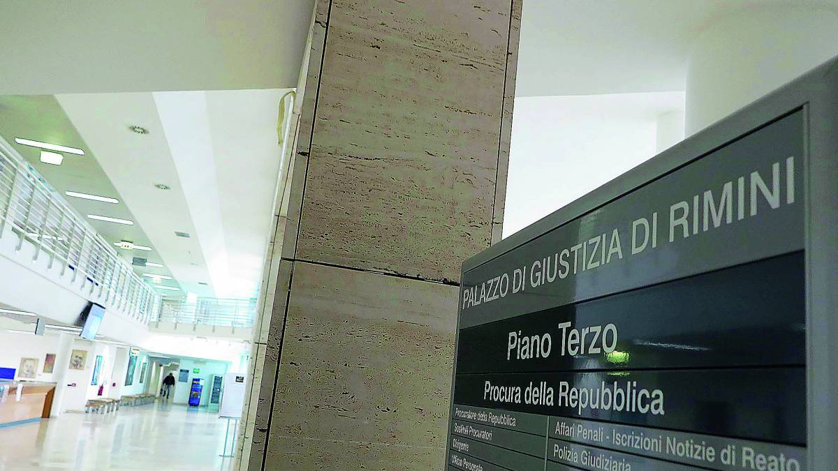 Rimini, trova la ex col nuovo fidanzato e li colpisce a bottigliate