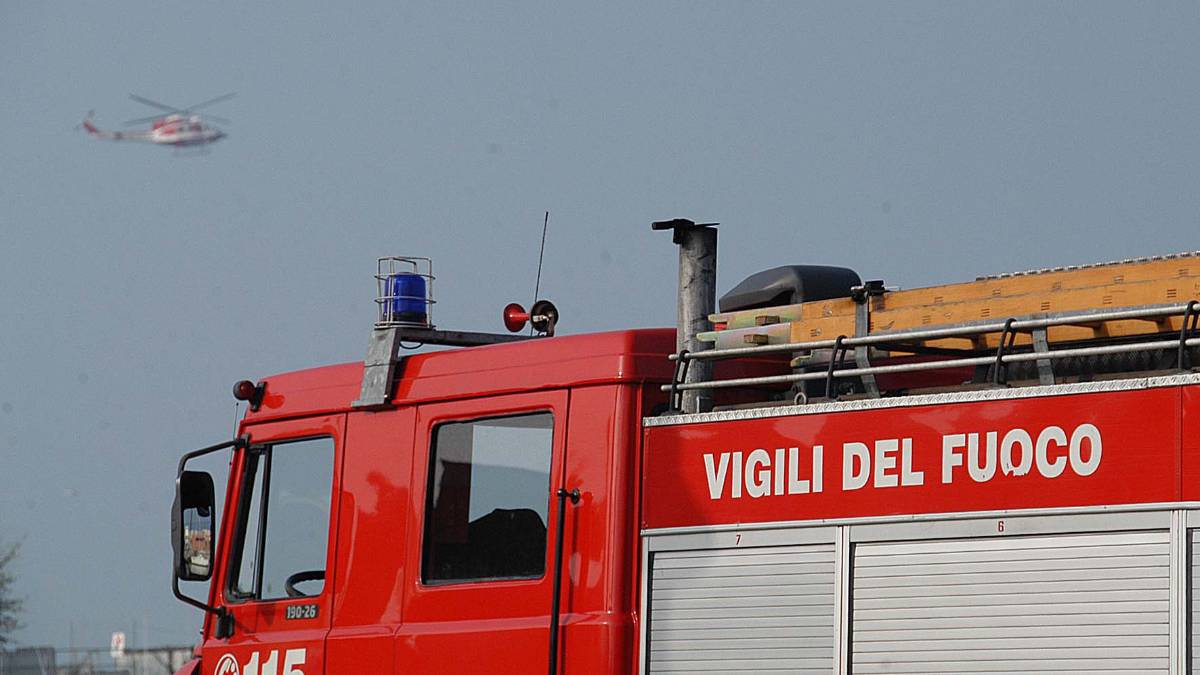Forlì, incendio alla rivendita di monopattini: pronto intervento dei vigili del fuoco