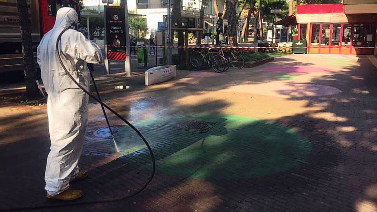 Riccione, cancellare le bolle di vernice costerà più di 19mila euro