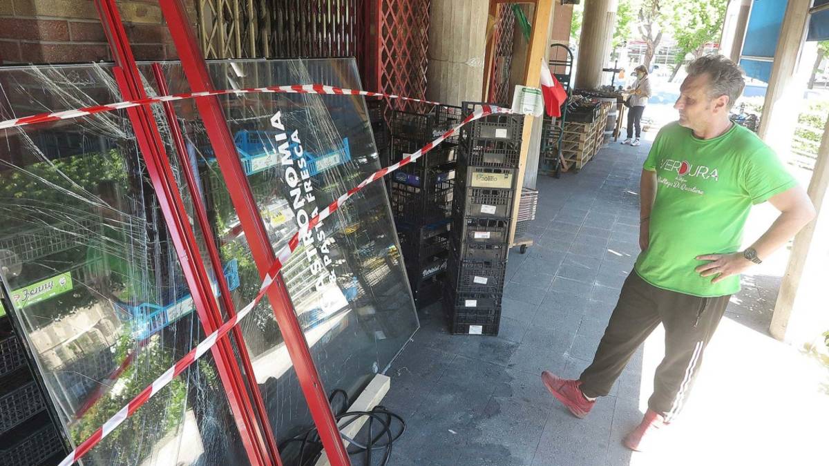 Rimini e la vetrata in frantumi alle Celle: Siamo avviliti, mancano i controlli