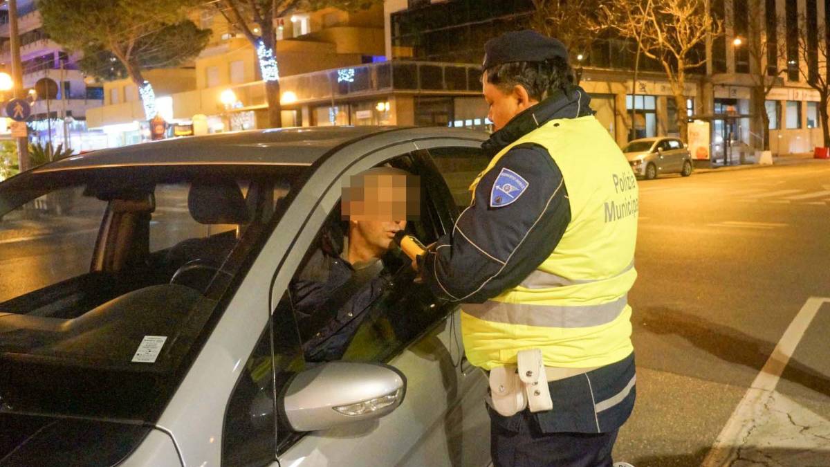 Guidava ubriaco col telefonino, soccorso dalla moglie: ma era sbronza anche lei