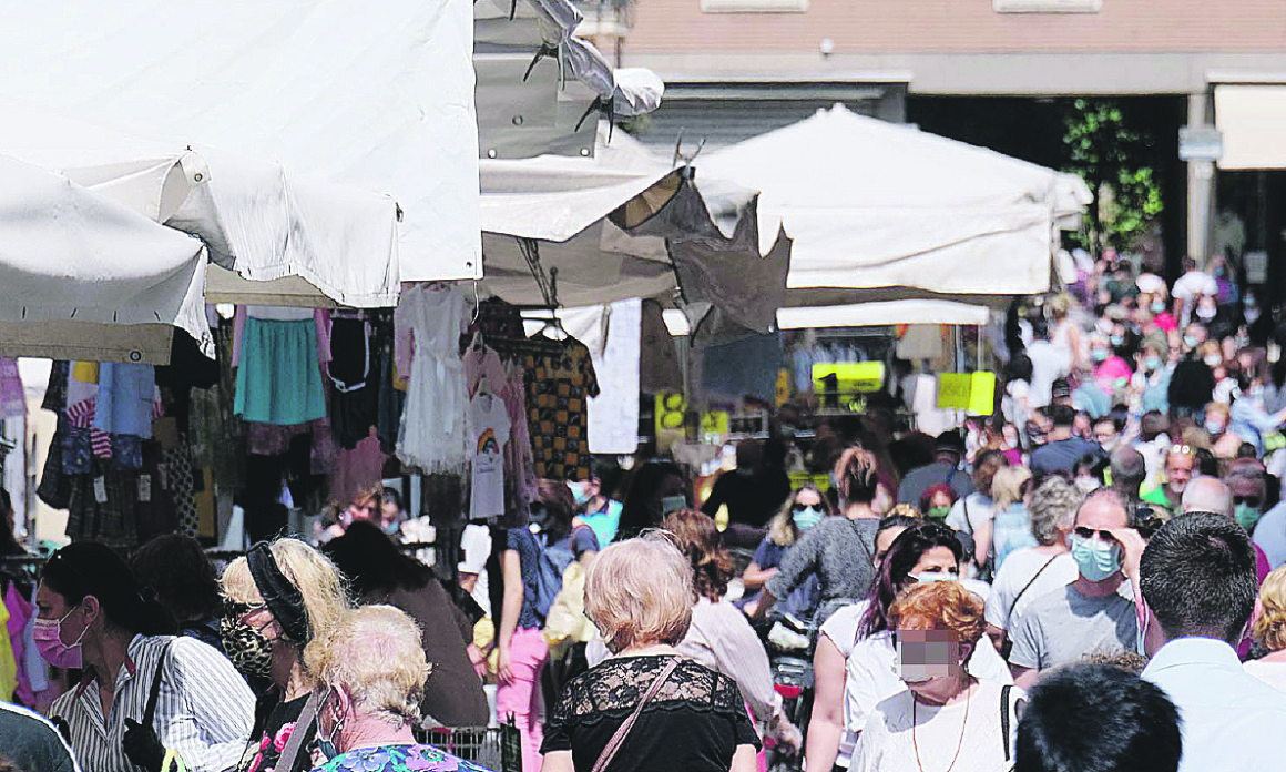 Rimini, prova una pelliccia al mercato e viene derubata: nel portafoglio un tesoro da 90mila euro