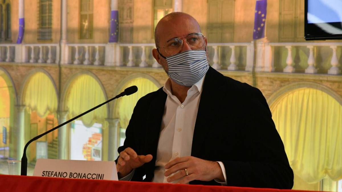 Contestatori con pacco a casa di Bonaccini, arrivano i carabinieri