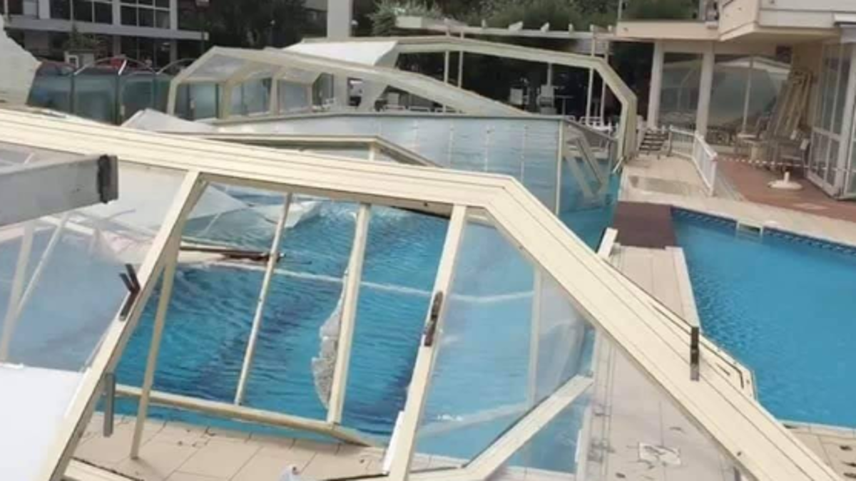 Tromba d'aria a Milano Marittima, danni anche alla piscina di un hotel
