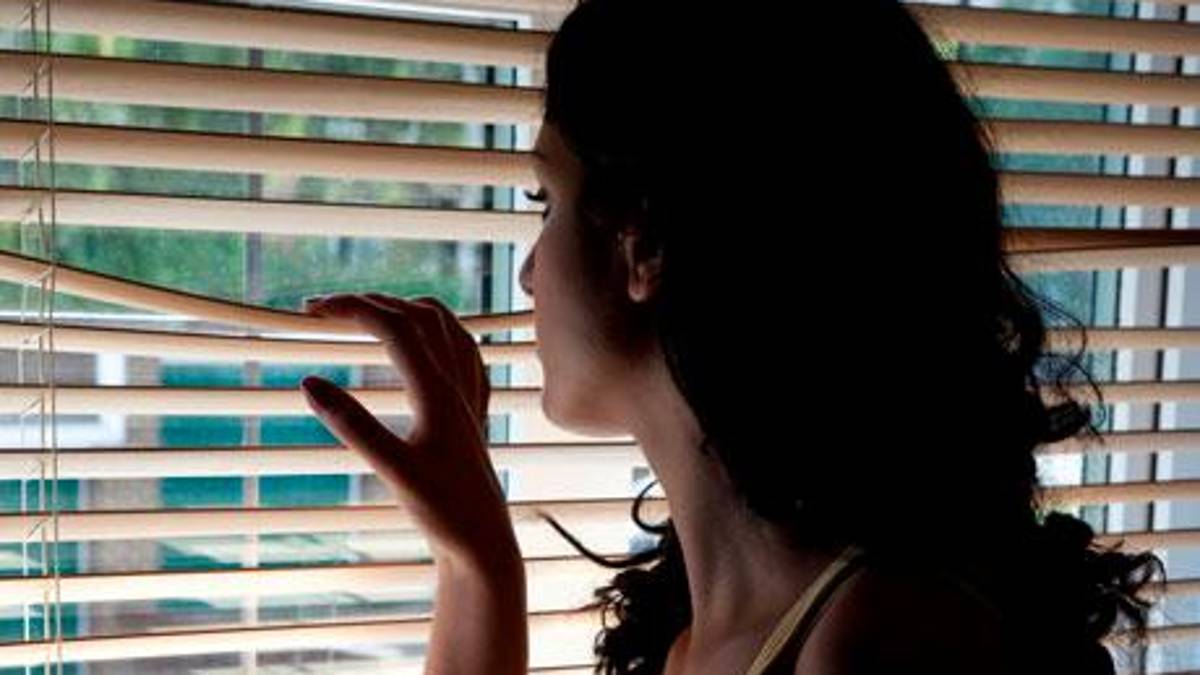 Rimini. Oltre 1.600 chiamate in quattro mesi all’ex moglie, poi l’incursione nell’hotel dove lavora: braccialetto per un 51enne e il suo “braccio destro”