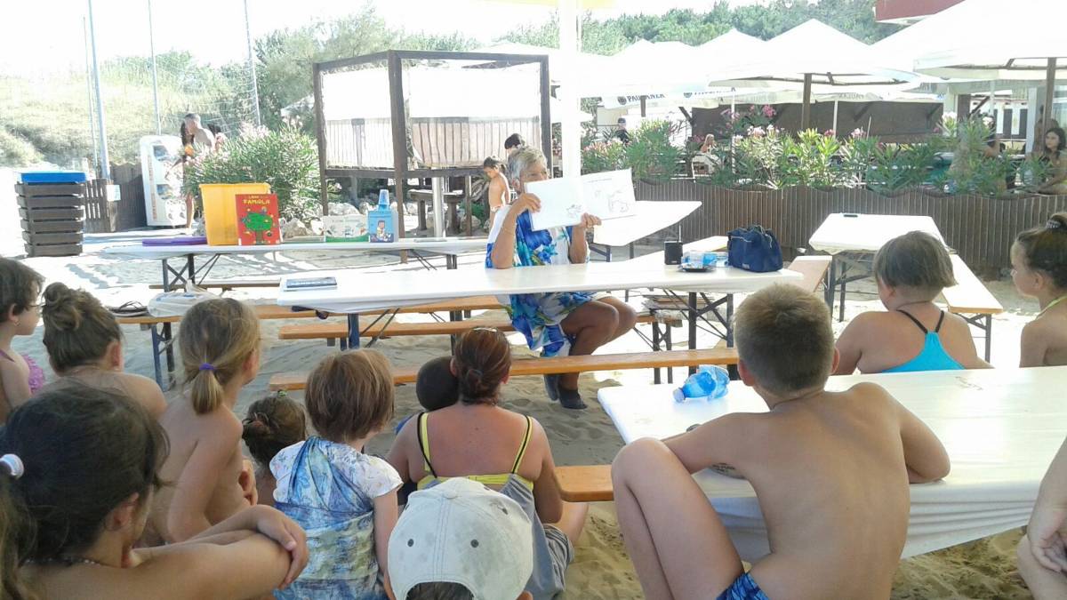 Ravenna, Un bagno di libri per i bambini in spiaggia