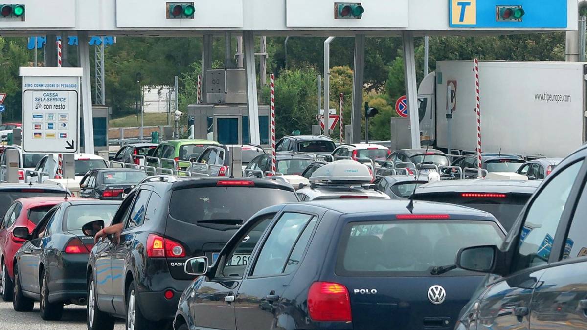 Grande esodo di Ferragosto: Bollino nero per A14 e Statale 16 anche per domenica e lunedì
