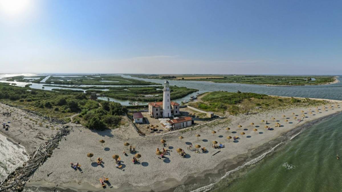 Isola dell'Amore, la più vicina alla Romagna, poesia sotto il faro