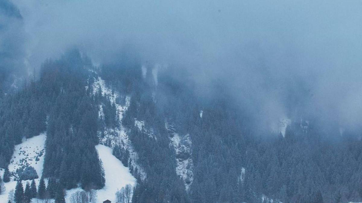 Neve e vento forte, sospese le ricerche degli escursionisti riminesi sul Gran Sasso