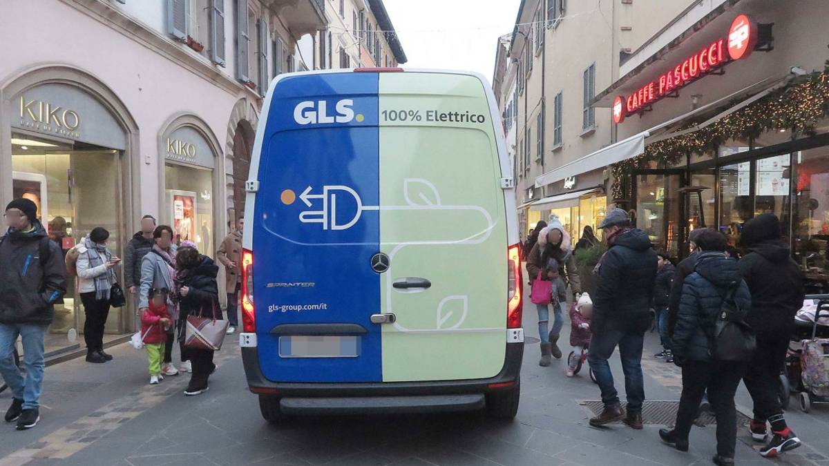 Rimini, i mezzi a motore e le rischiose gimcane in centro tra i passanti