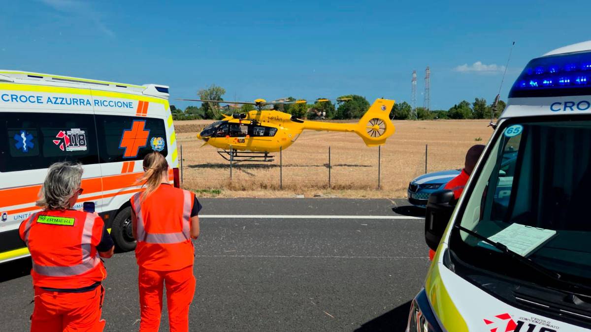 Riccione, tragico tamponamento in A14: muore un motociclista, gravissima la passeggera