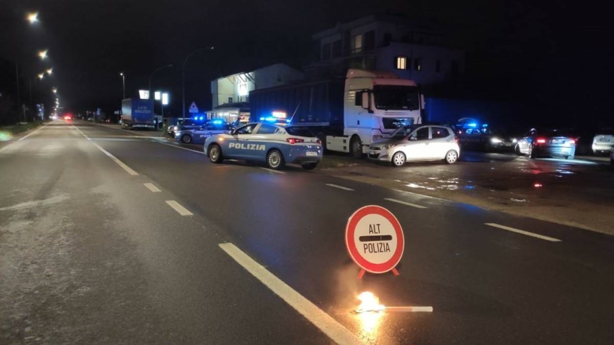 Forlì, dal decespugliatore alla chitarra elettrica e gli arnesi da scasso: il sospetto ladro aveva di tutto nell'auto