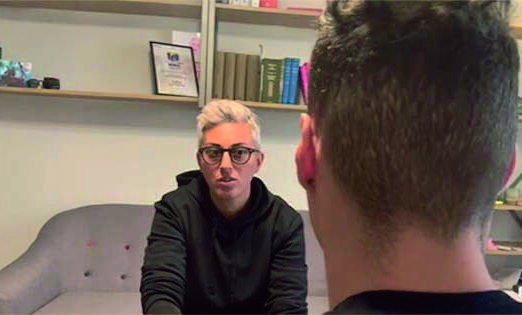 «Io non spaccio gioco a calcio». Parla il ragazzo del blitz di Salvini al citofono