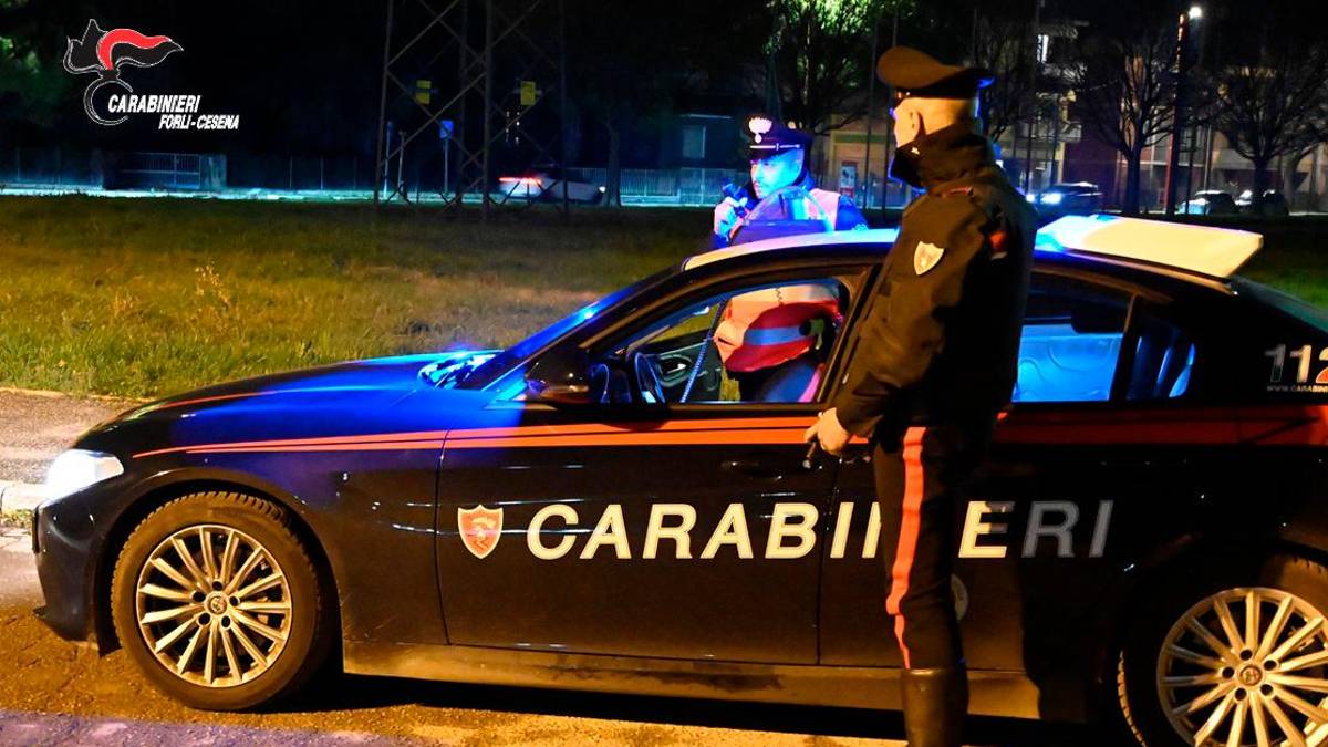 Cesena, sorpreso a rubare abiti in un negozio: denunciato da Carabinieri