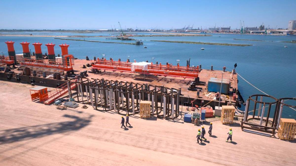 Le passerelle della piattaforma e altre componenti della piattaforma costruita da Rosetti caricate sulla chiatta di Micoperi attraccata ai cantieri Piomboni