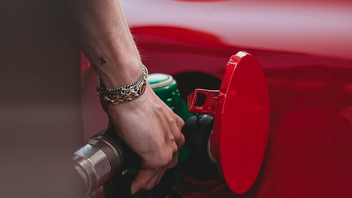 Fa benzina senza pagare a Faenza: la polizia lo ferma in autostrada