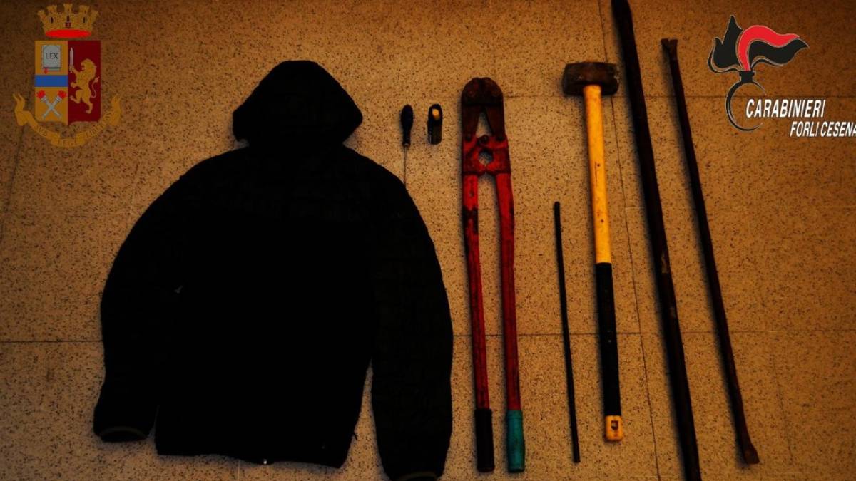 Forlì, su un'auto rubata con piede di porco e tronchesi: un anno di reclusione al ladro